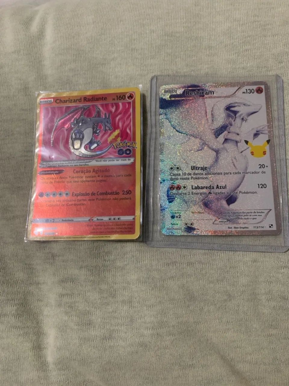 Carta Pokémon-Charizard radiante e Reshiram full art