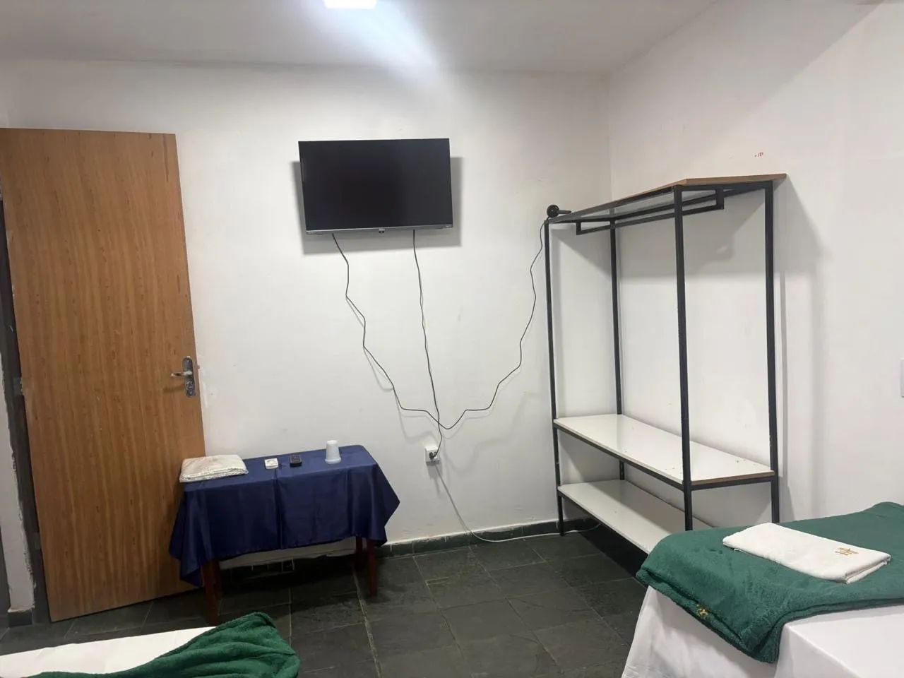 Aluga-se quarto - Suíte/ Alojamento  - Foto 4
