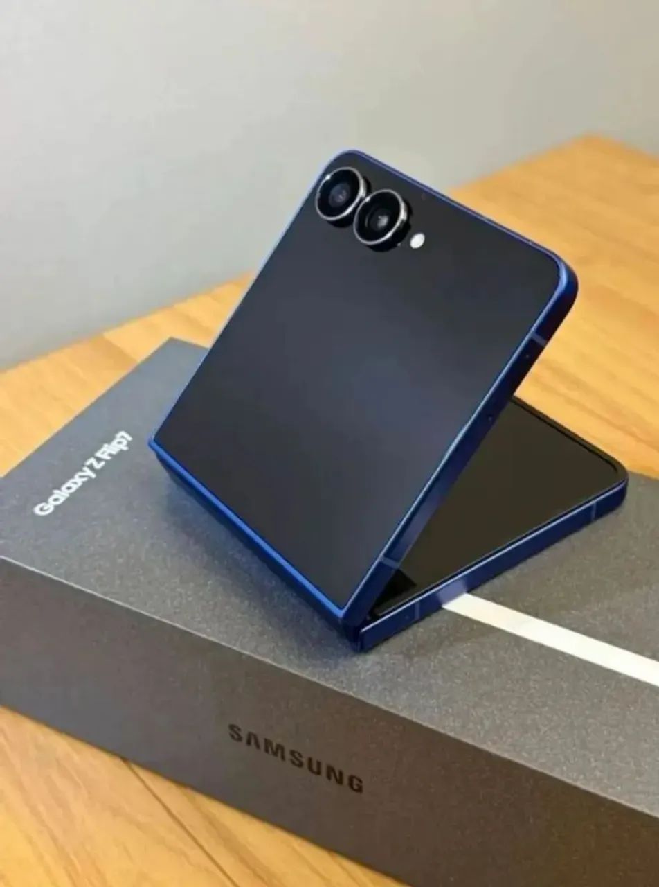 Samsung Galaxy Z Flip 7 - Celulares e Smartphones - Copacabana