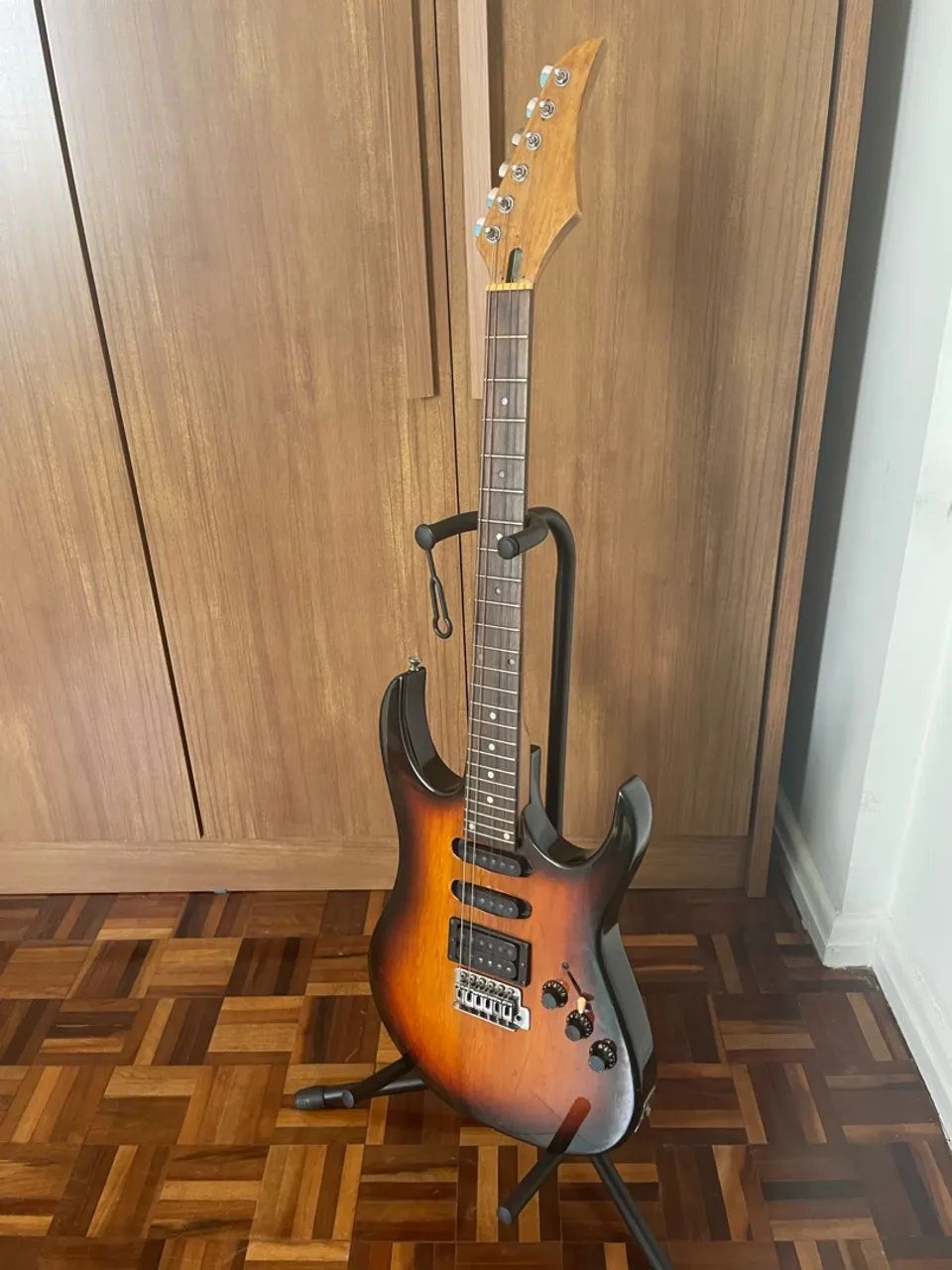 Guitarra superstrato (S.S.H) sunburst