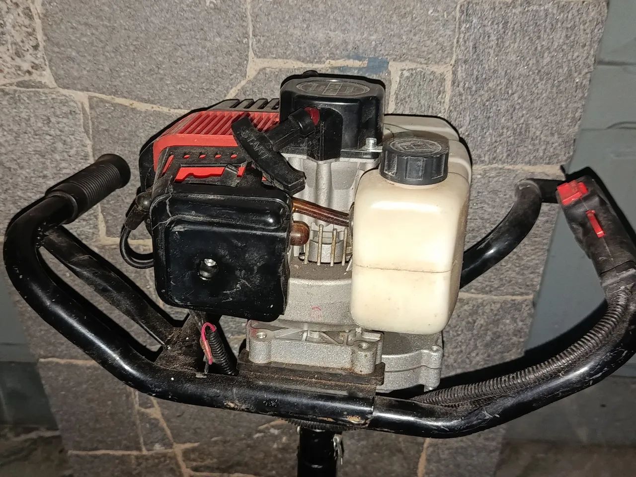 Perfurador de solo