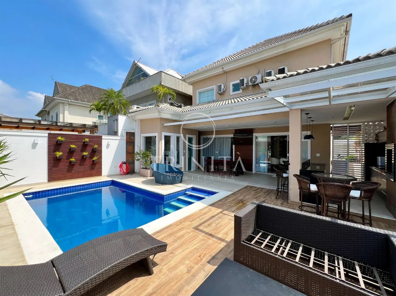 CASA TRIPLEX DECORADA COM 3 SUÍTES