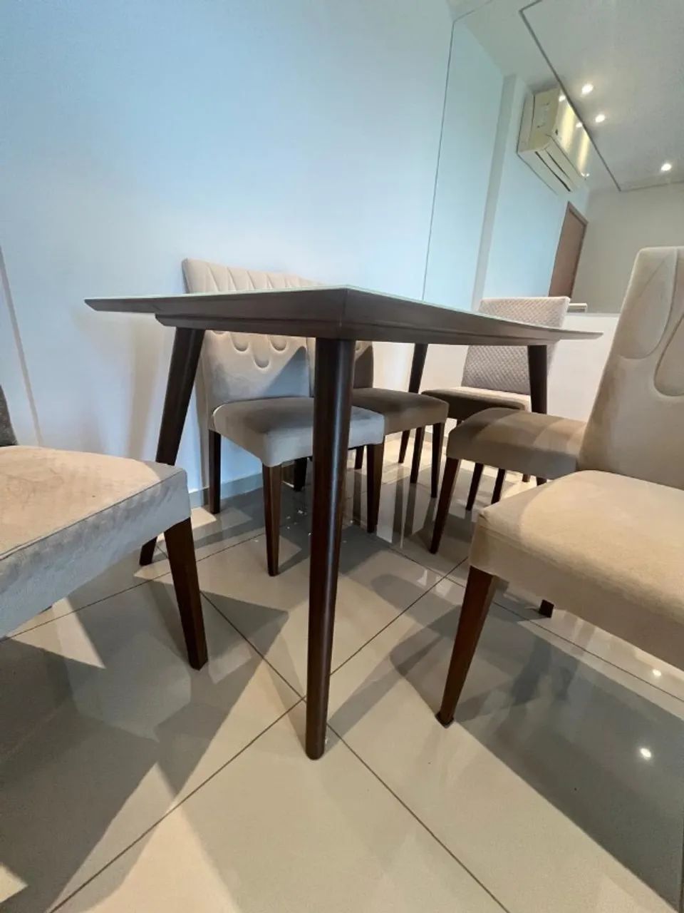 Conjunto mesa e cadeiras