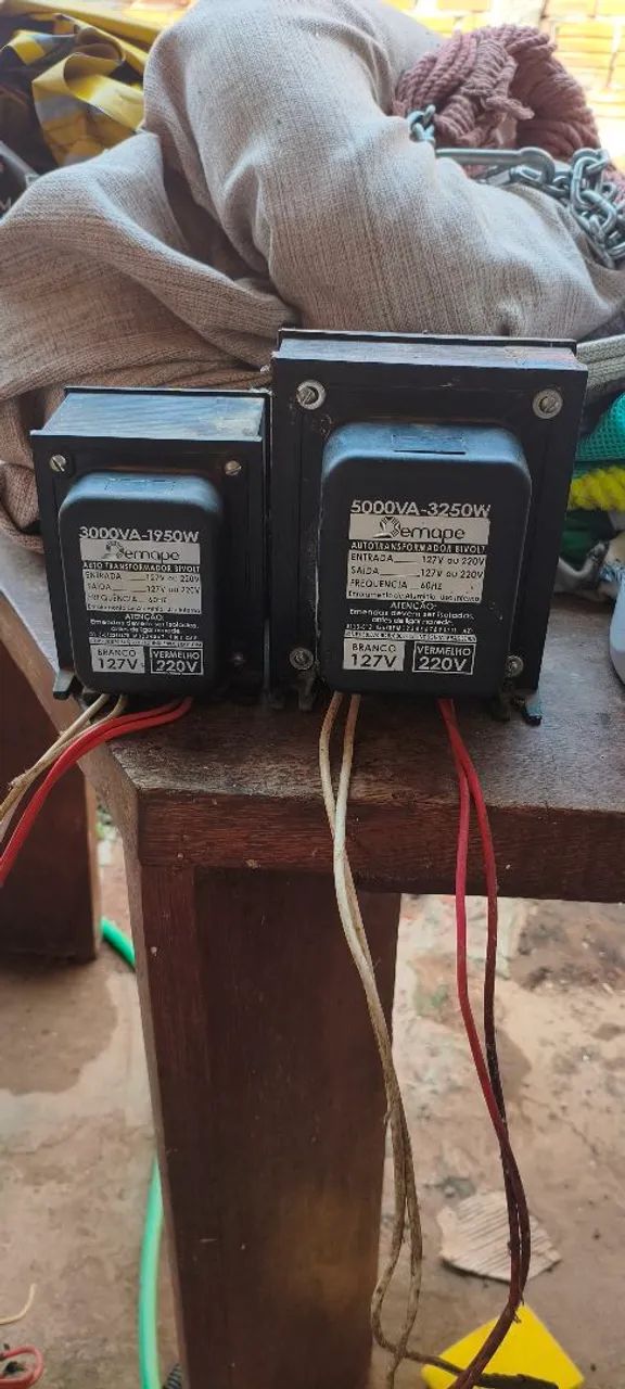 Antena, Transformador e poste de energia com caixinha 