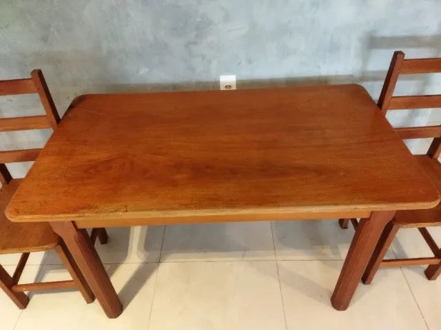 Mesa e cadeiras de madeira maciça - Foto 3