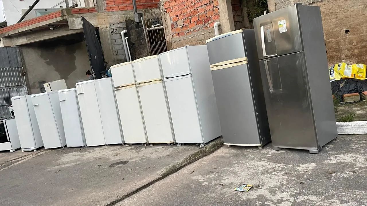 Vendo geladeiras funcionando perfeitamente e com garantia.