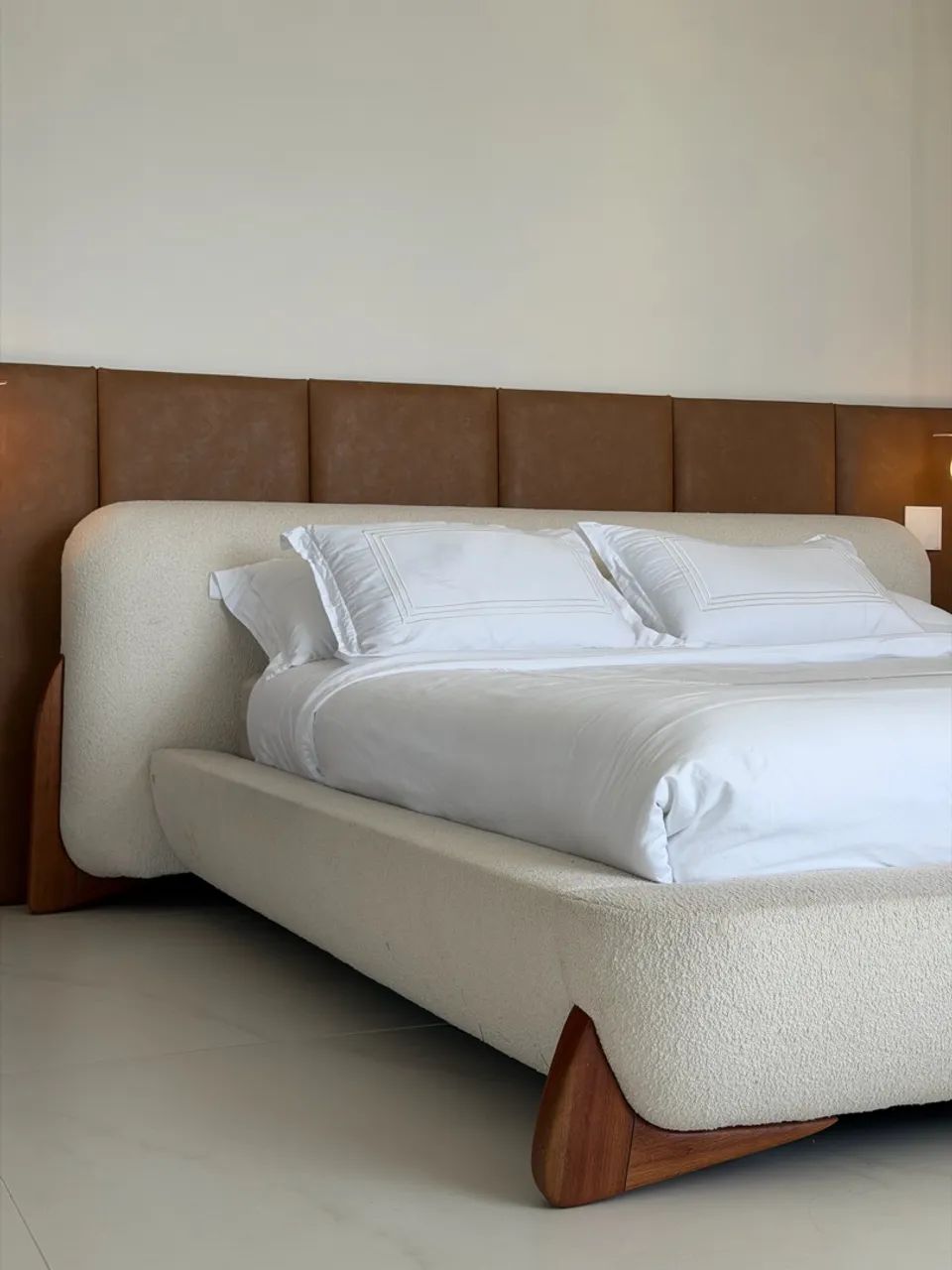 Cama estilo contemporâneo tecido bouclé e madeira maciça  - Foto 2
