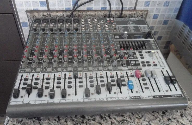 Mesa/ Mixer processor Behringer Xenyx 1832 FX. Perfeito funcionamento. Estudo troca. - Foto 4