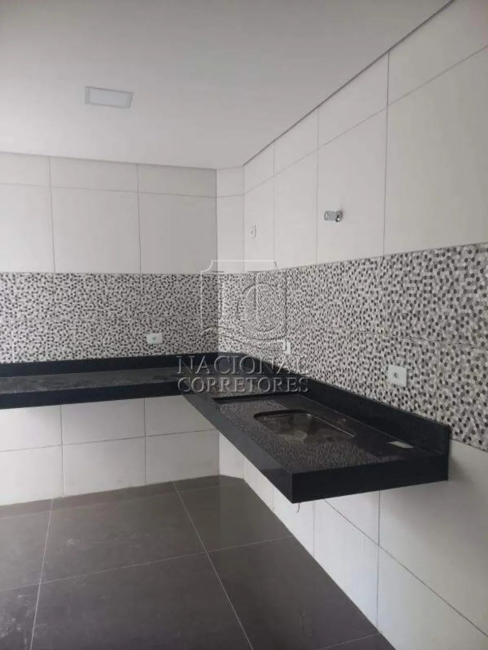Apartamento sem condomínio com 3 dormitórios, 1 suíte, 2 vagas - Elevador.