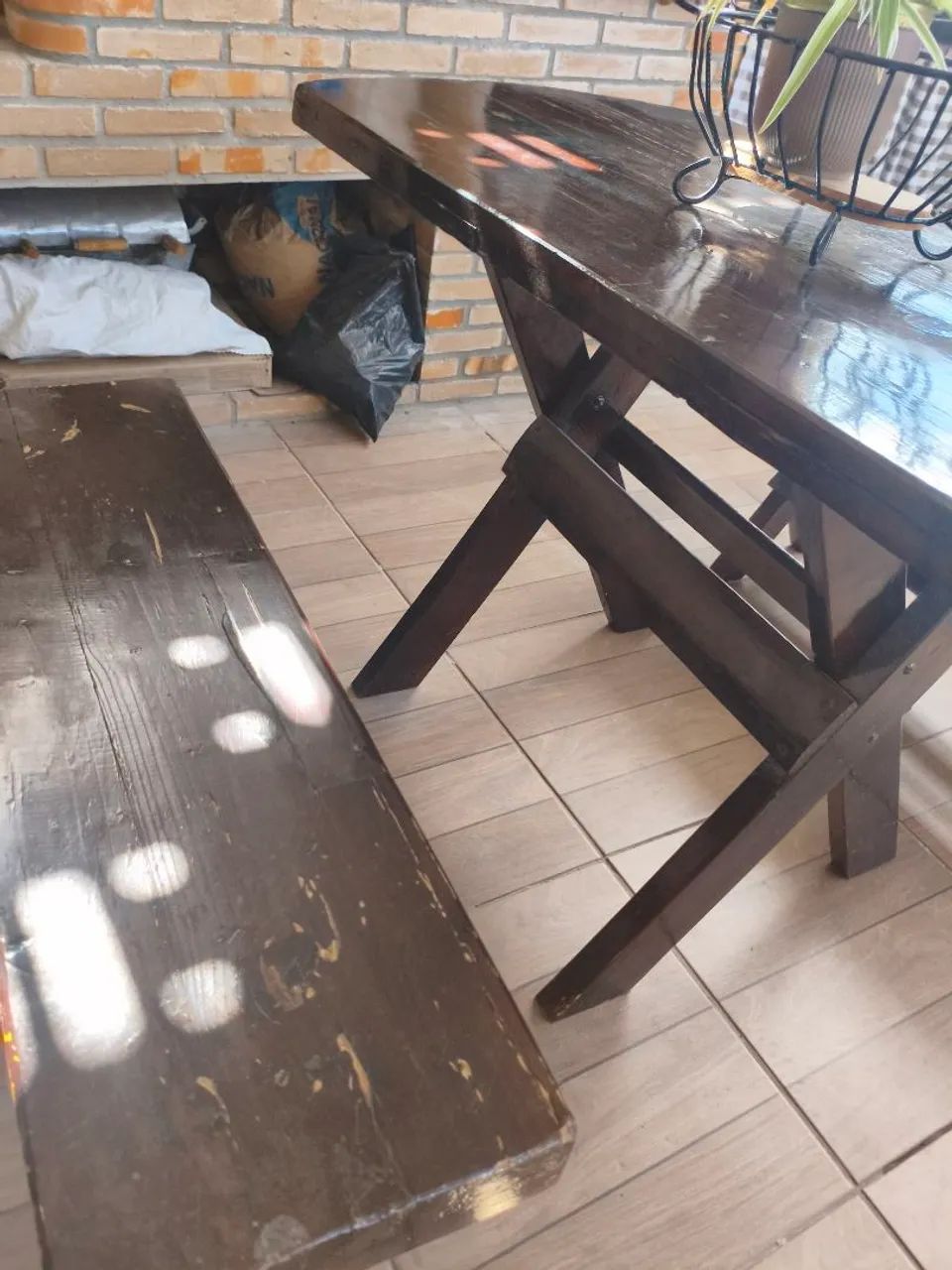 Vendo mesa de madeira com bancos - Foto 2