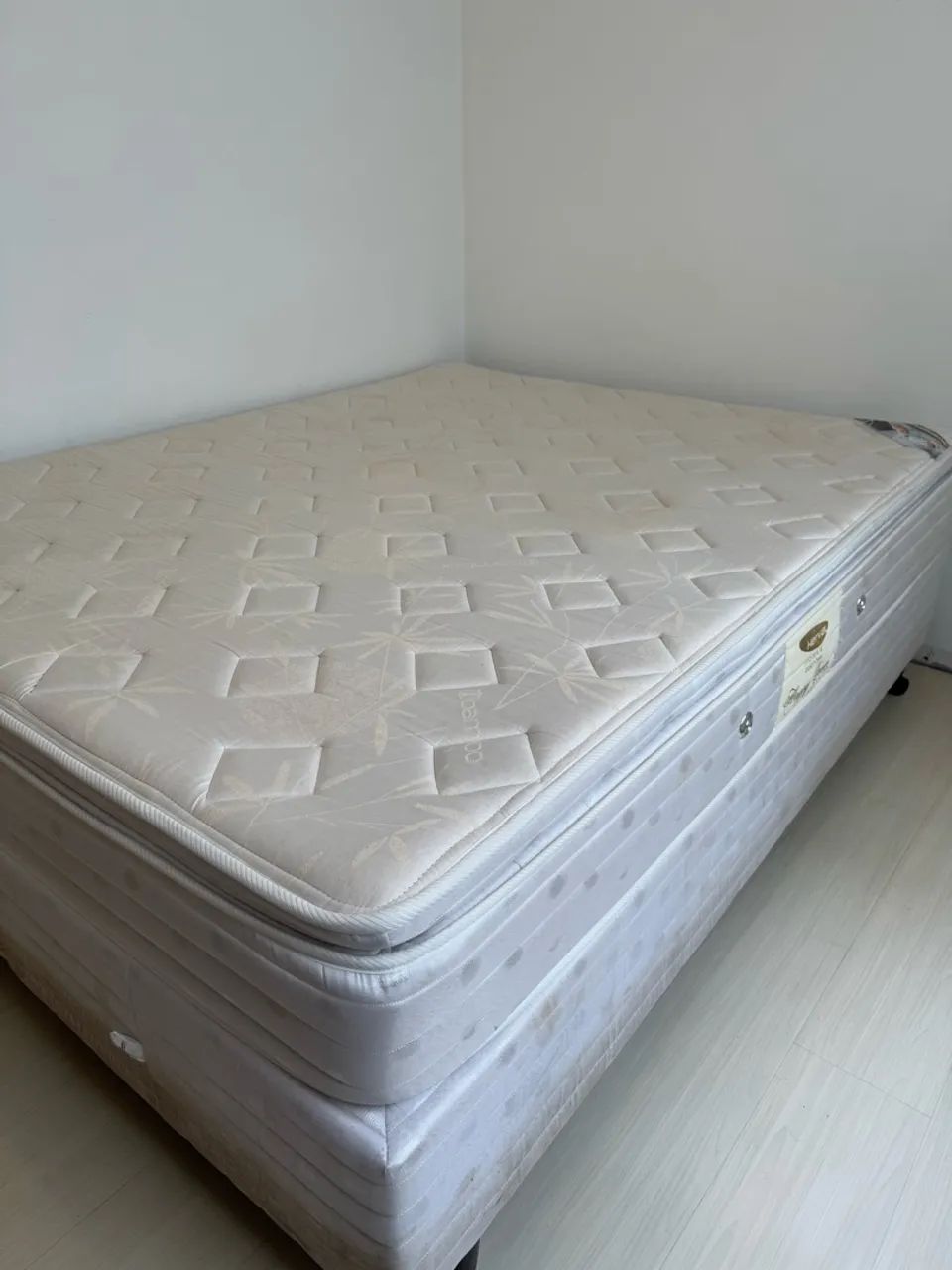 Cama box Queen Herval