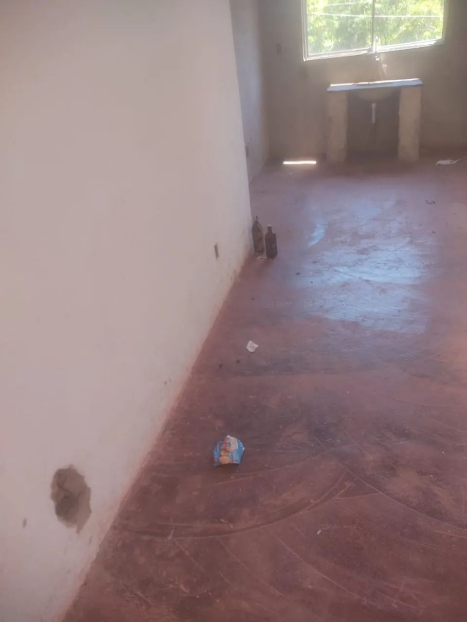 ALUGA-SE CASA, 4 COMODOS E GARAGEM  - Foto 2
