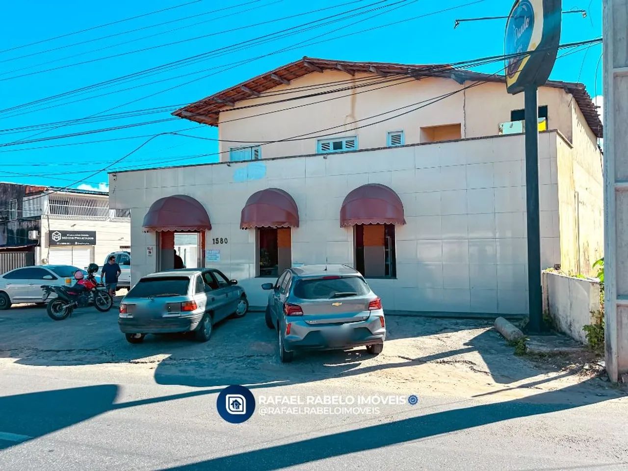 Ponto comercial com duas casas à venda em Eusébio.