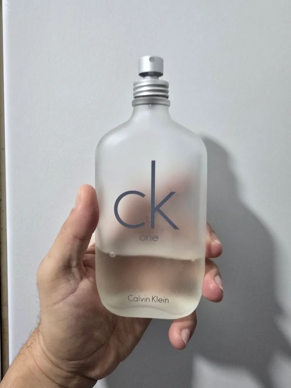 CK One tem uns 80ml no frasco, usado - Foto 3