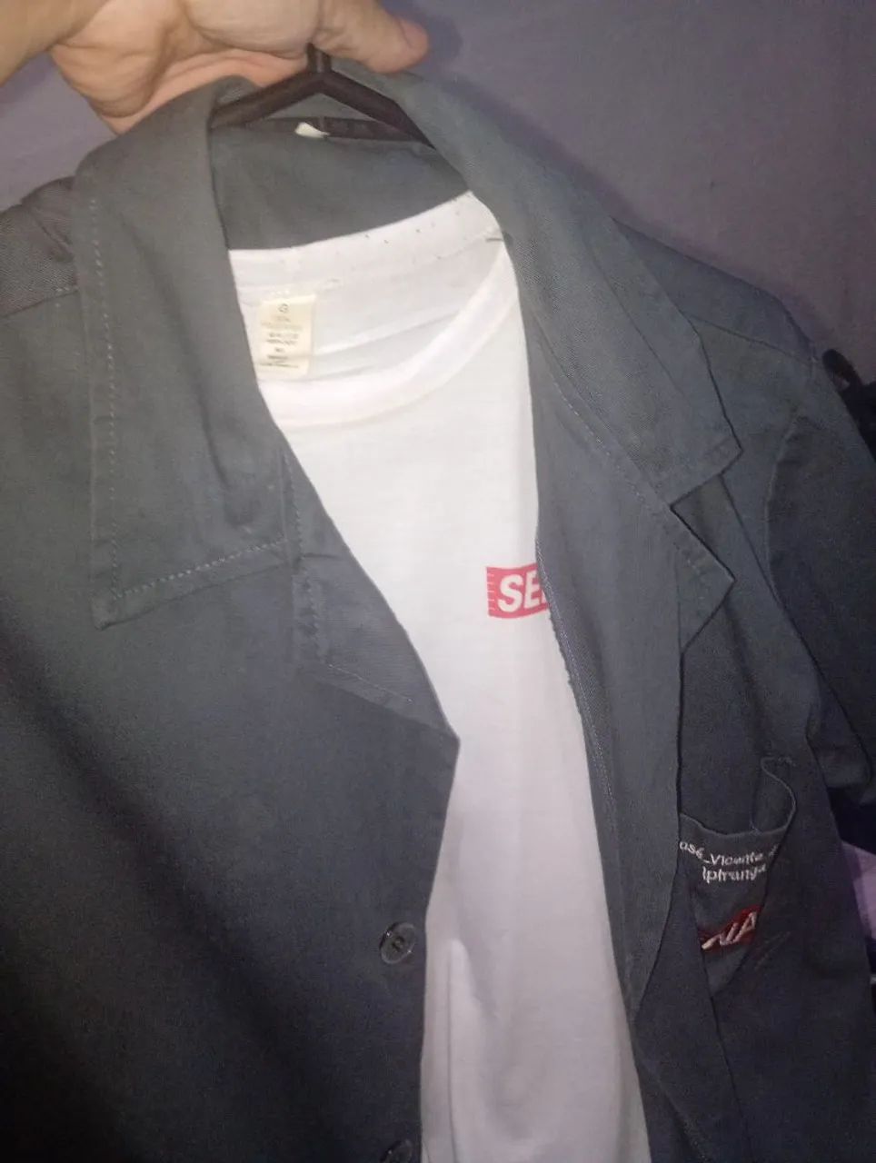 Jaleco e camiseta do Senai