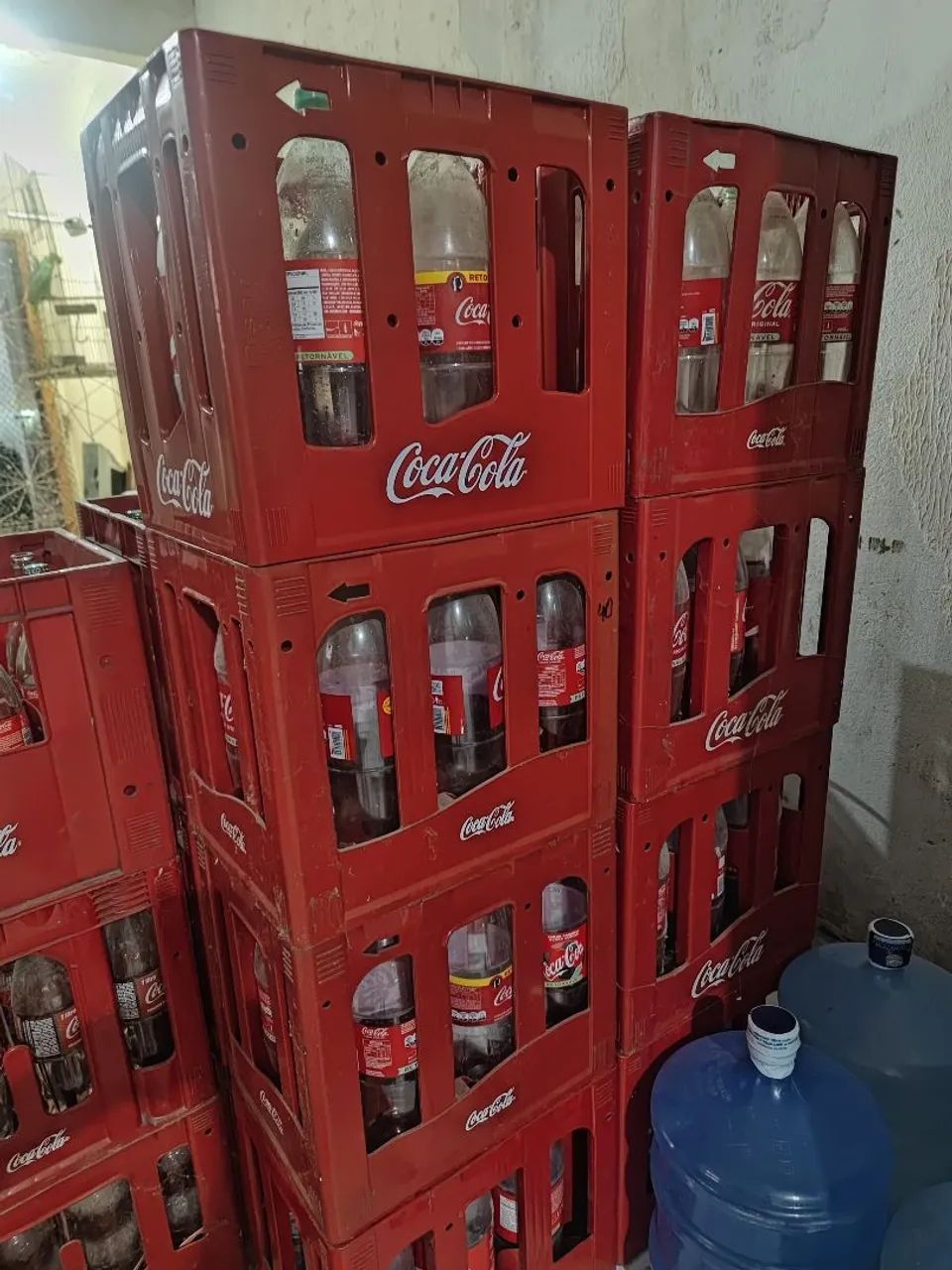 São 11 caixas completa de 1 l retornável   e 8 caixas completa de 2 l