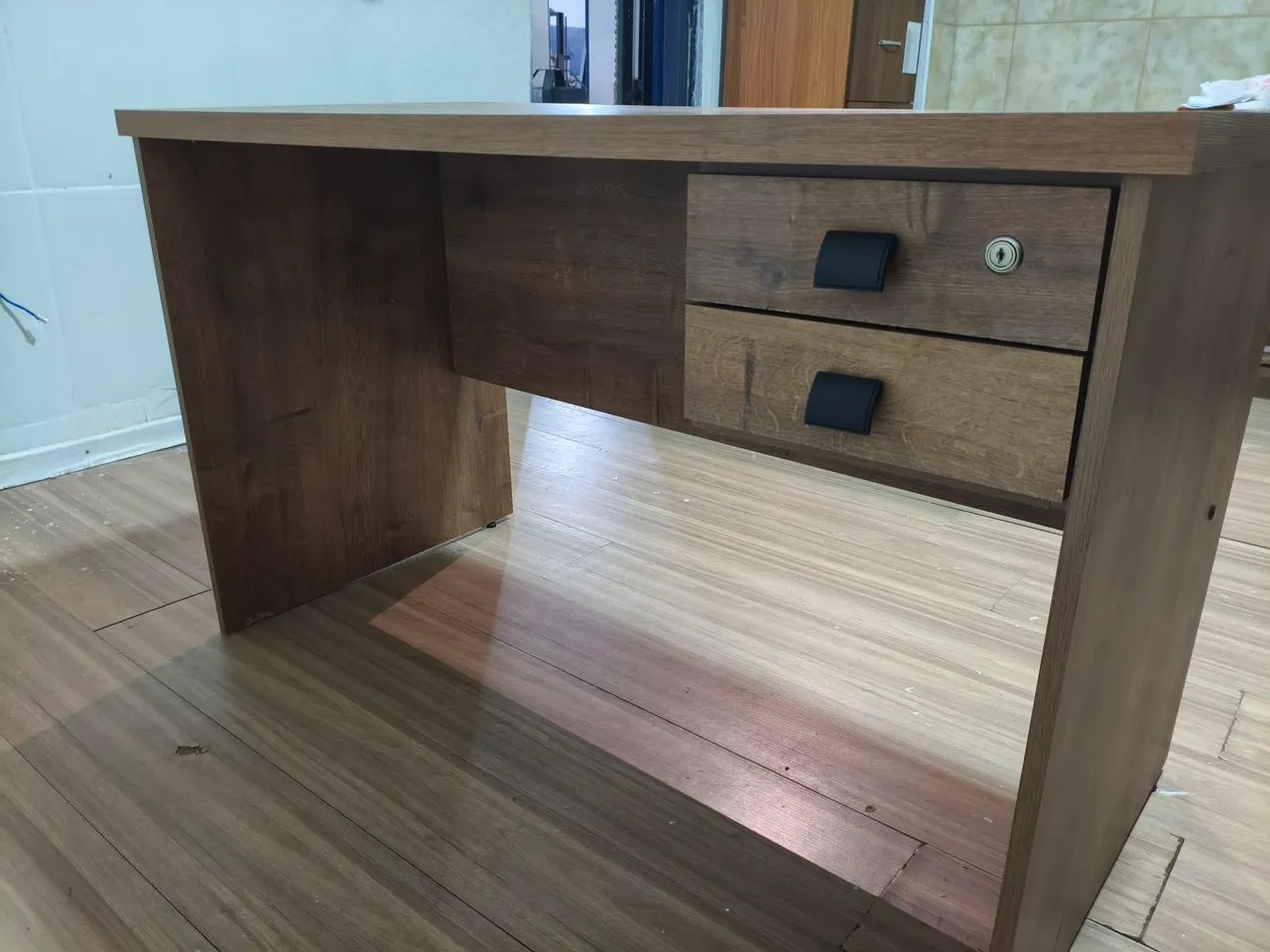 Mesa com gavetas e chave MDF