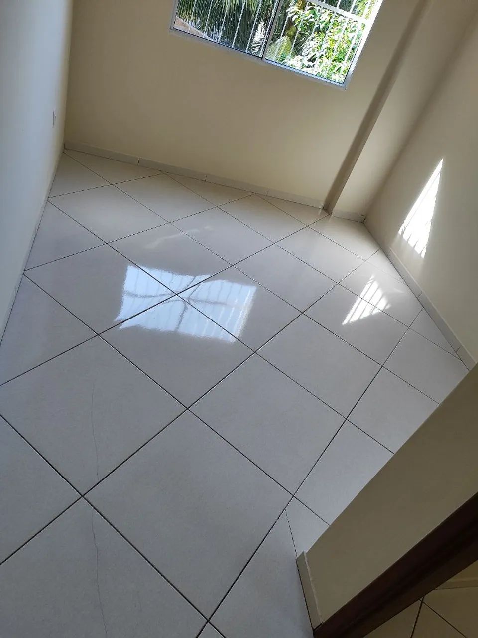 Alugo Apto dois quartos com garagem coberta - Foto 2