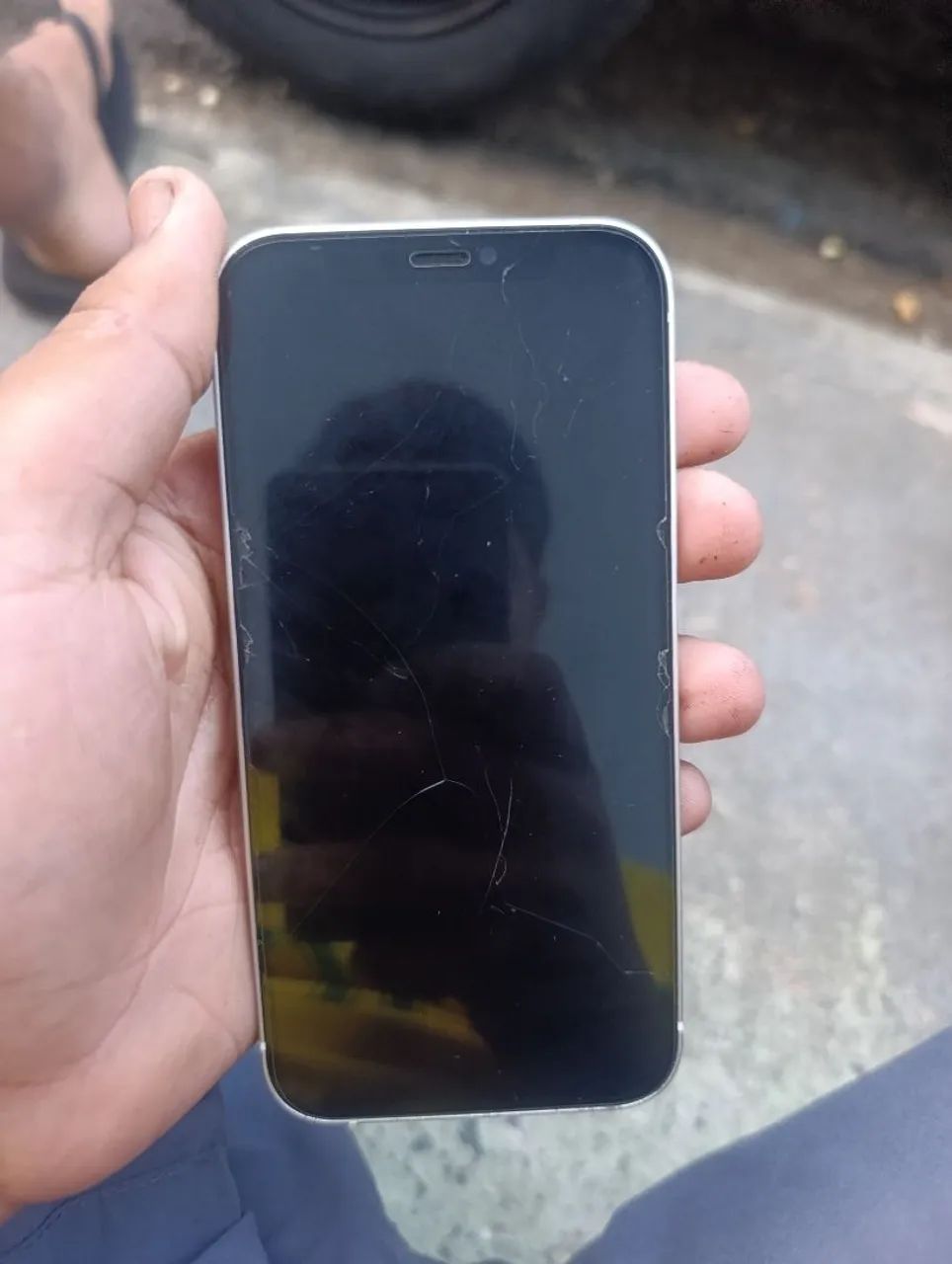 iPhone 12 com a traseira tincada e a película trincada - Foto 5