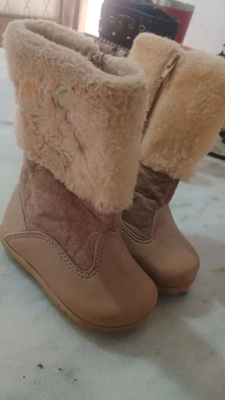 Botas femininas números 21 50 reais cada 