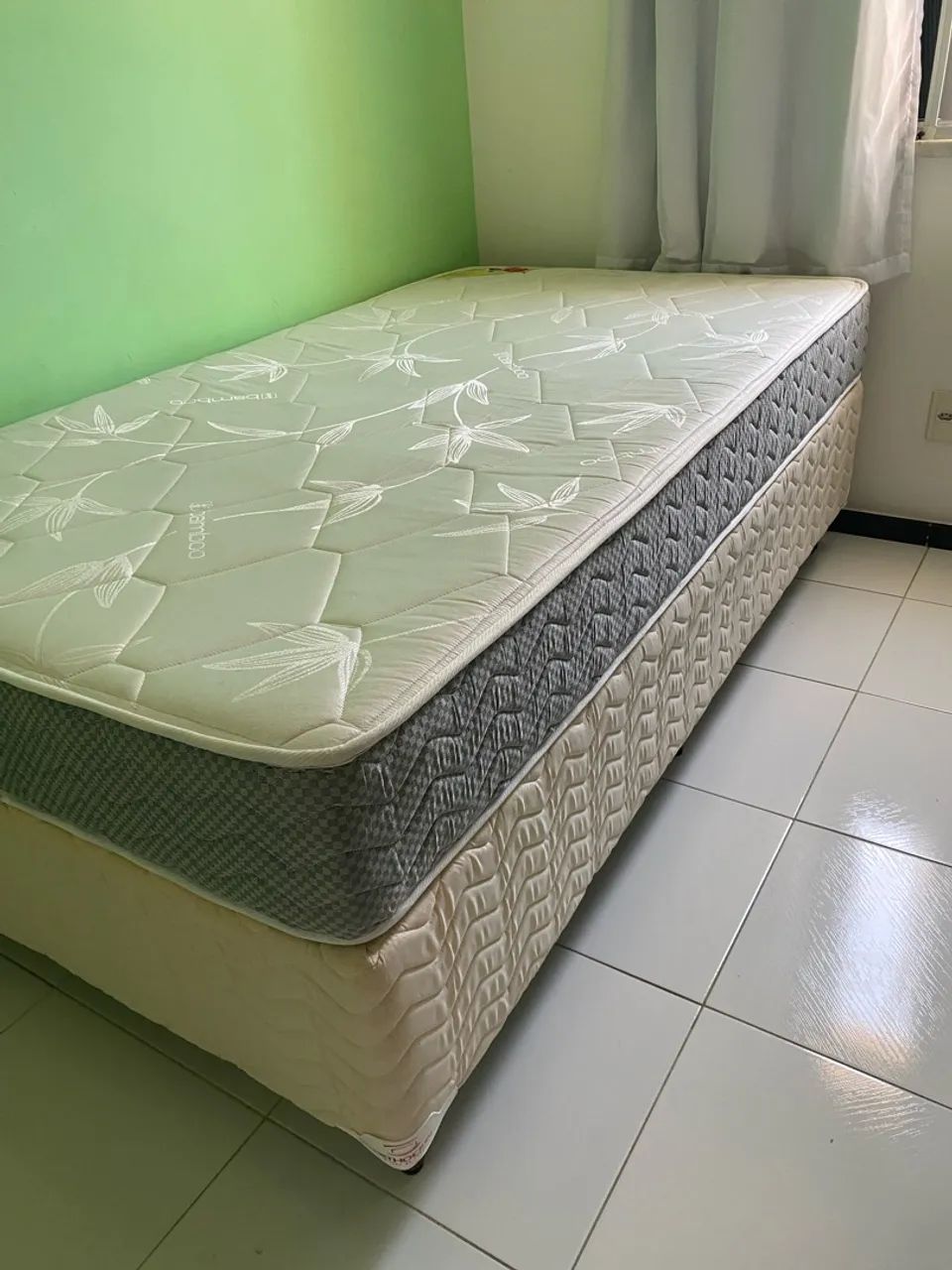 Cama solteirão sem nova por falta de espaço 