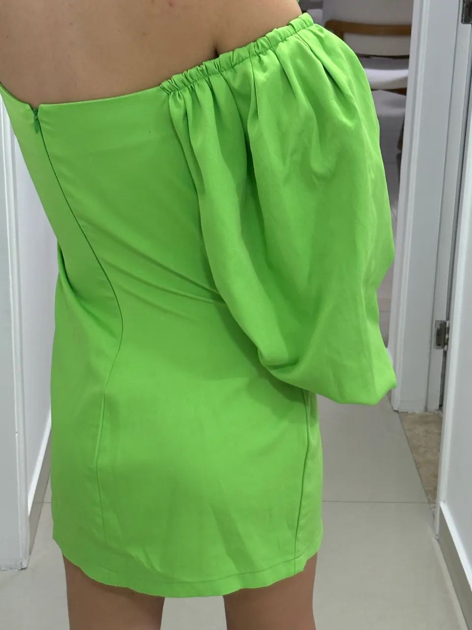 Vestido curto verde com mangas bufantes  - Foto 3