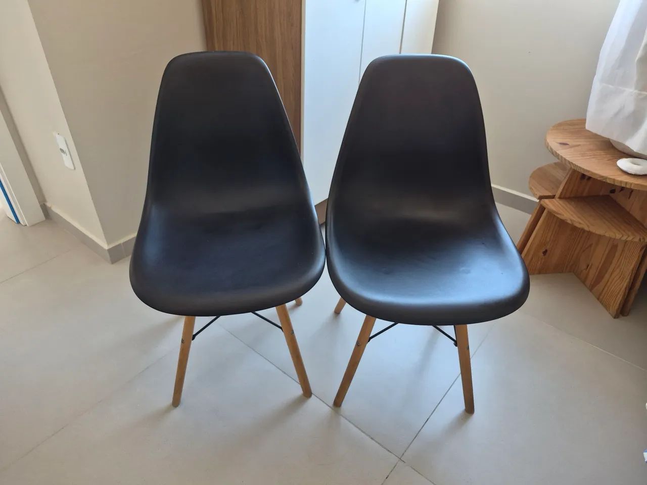2x Cadeiras Charles Eames Eiffel - 85 reais cada