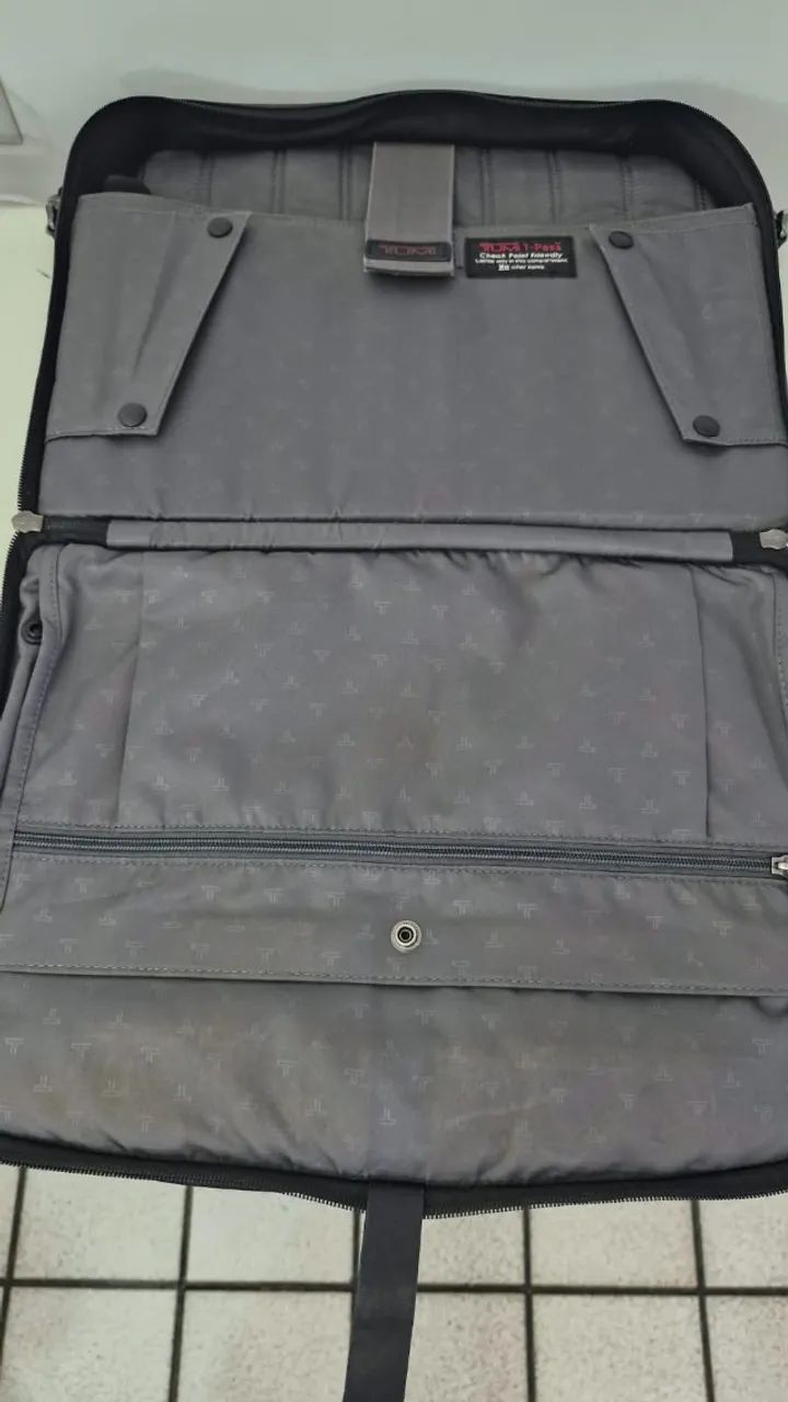 Bolsa TUMI T-PASS para notebook , modelo executivo, com alça de mão  - Foto 4