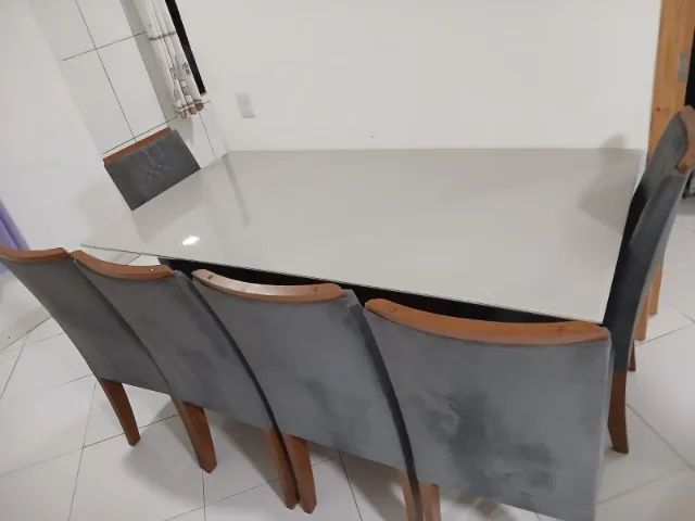 Vendo Mesa de jantar com tampo de vidro e de madeira maciça com 6 cadeiras 