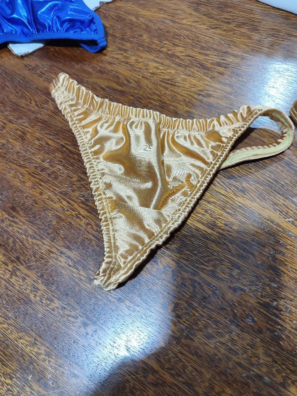 Cueca fio dental dourada 