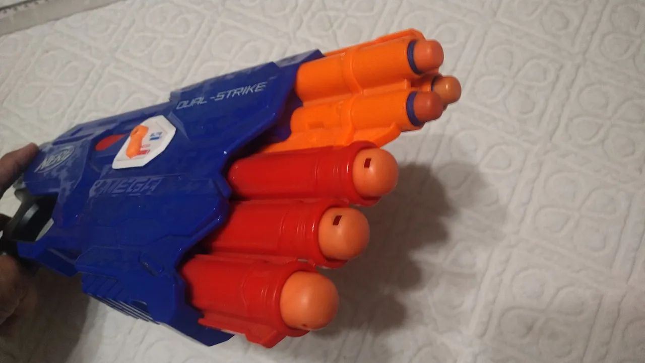 Lança dardos NERF DUAL STRIKE  com refil com 10 dardos Mega - Foto 4