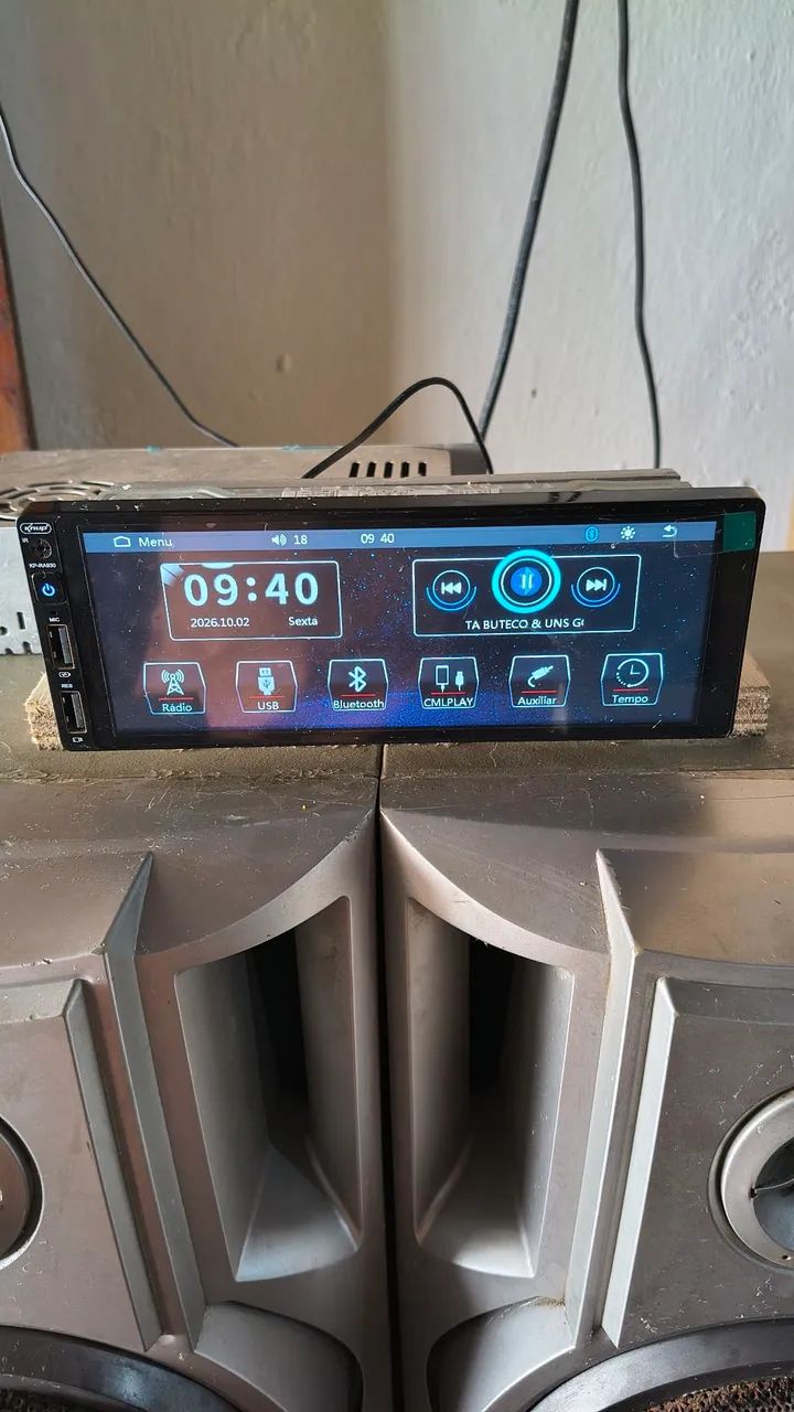 Som automotivo com caixas de som