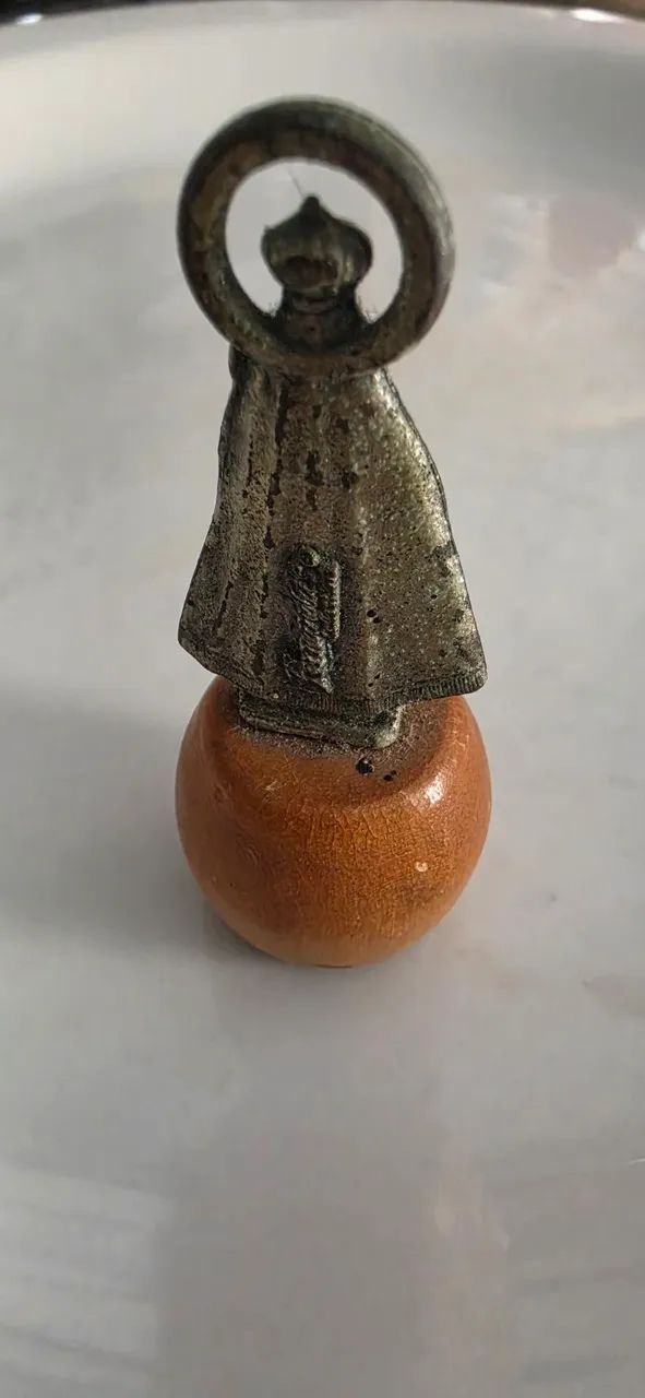 MIMI IMAGEM DE NSª DA PENHA EM METAL COM BASE EM MADEORA - Foto 2