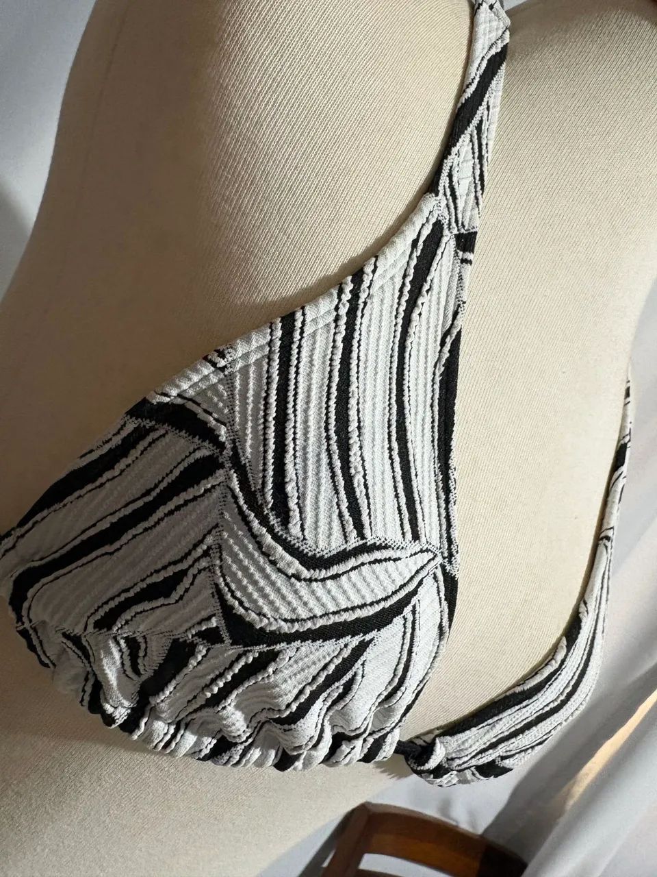 Conjunto biquíni preto e branco em relevo  - Foto 2