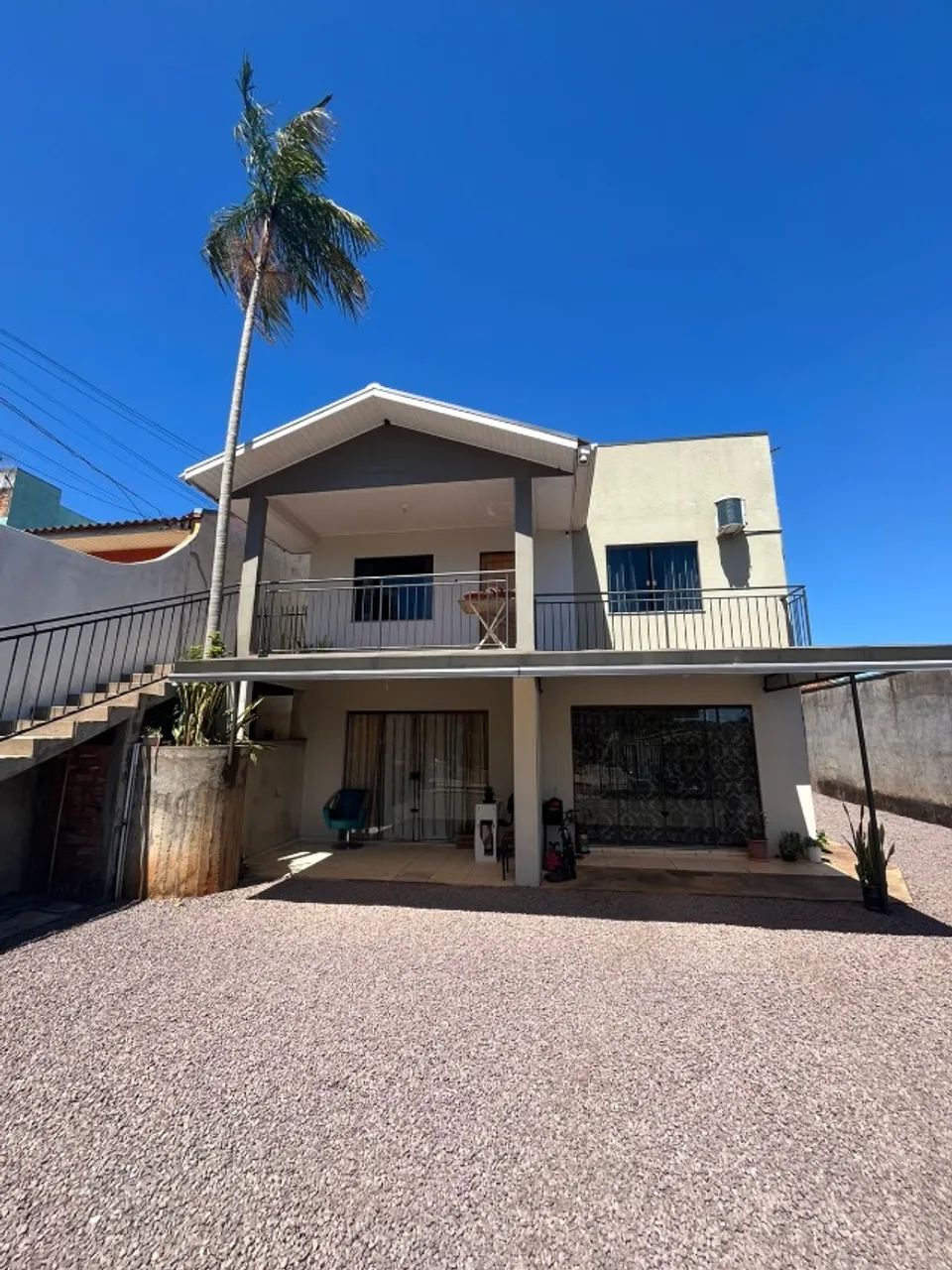 Ampla casa com 05 quartos em terreno grande - Foto 2