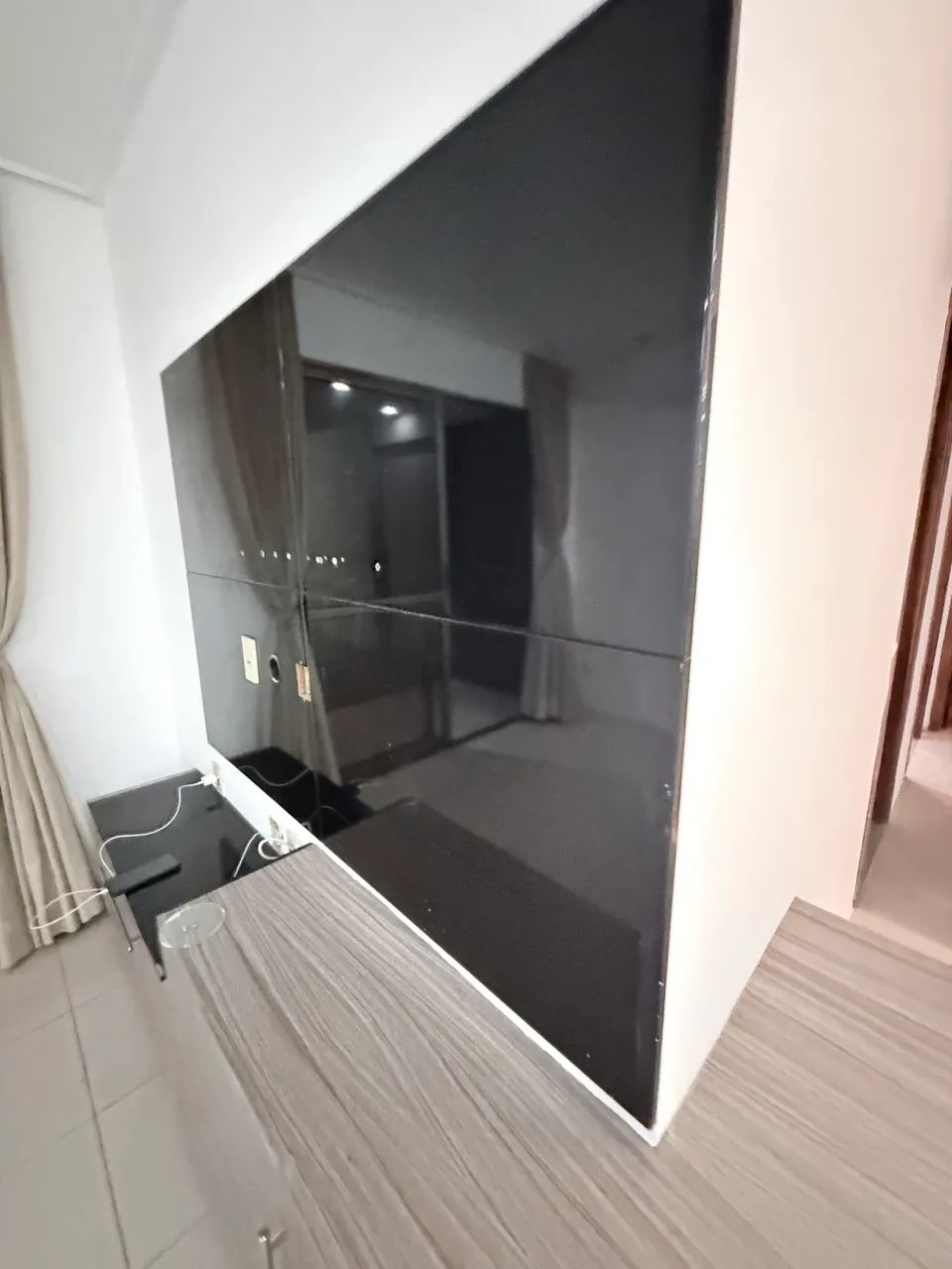 Painel de TV preto laqueado