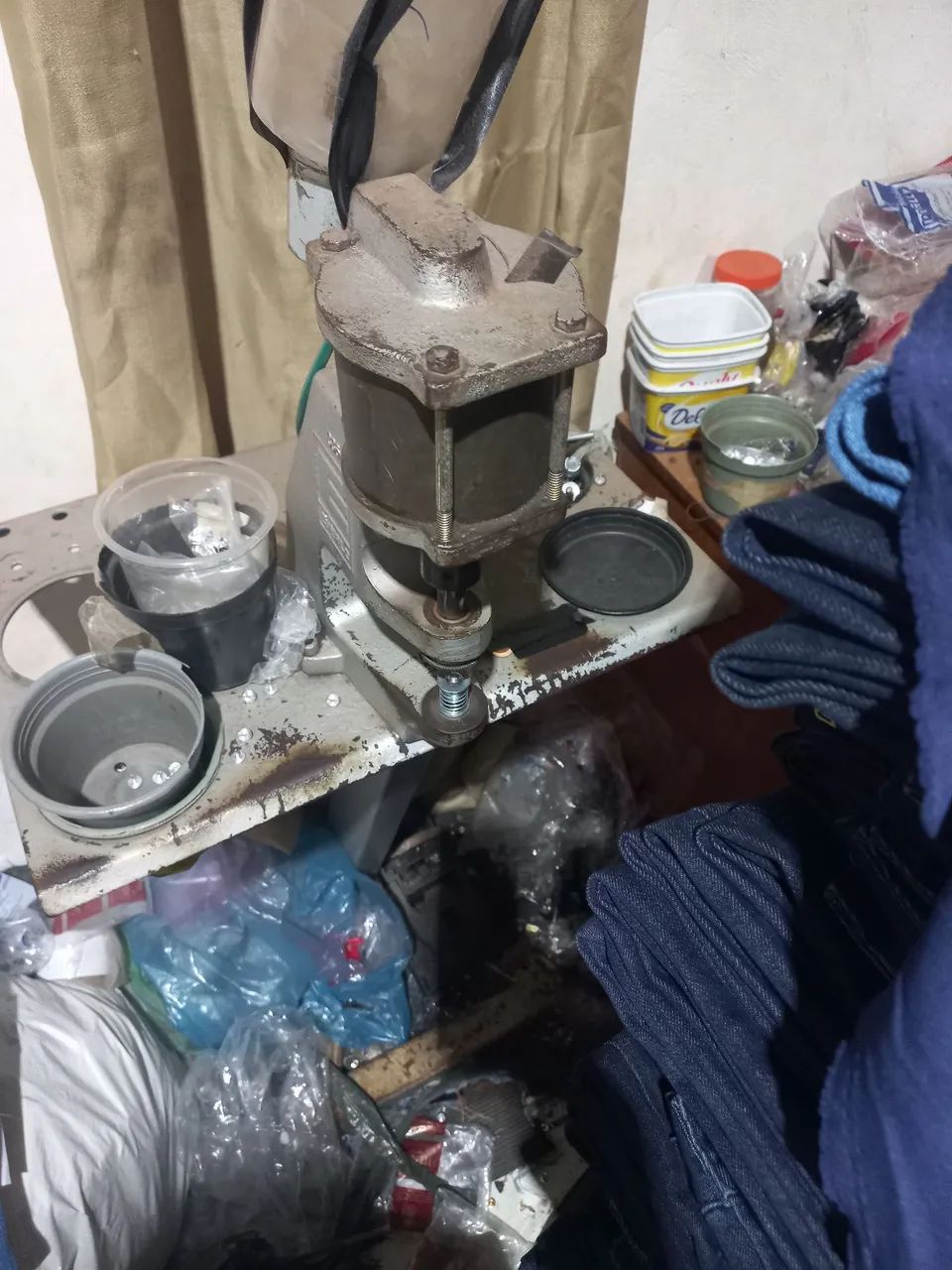 Vendo 2 prensa pneumática,para pregar botão e ribit - Foto 2