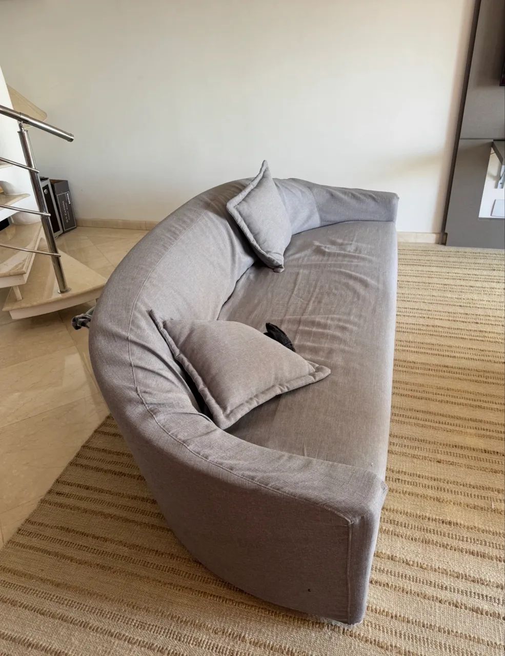 Sofá design moderno curvado com capa 