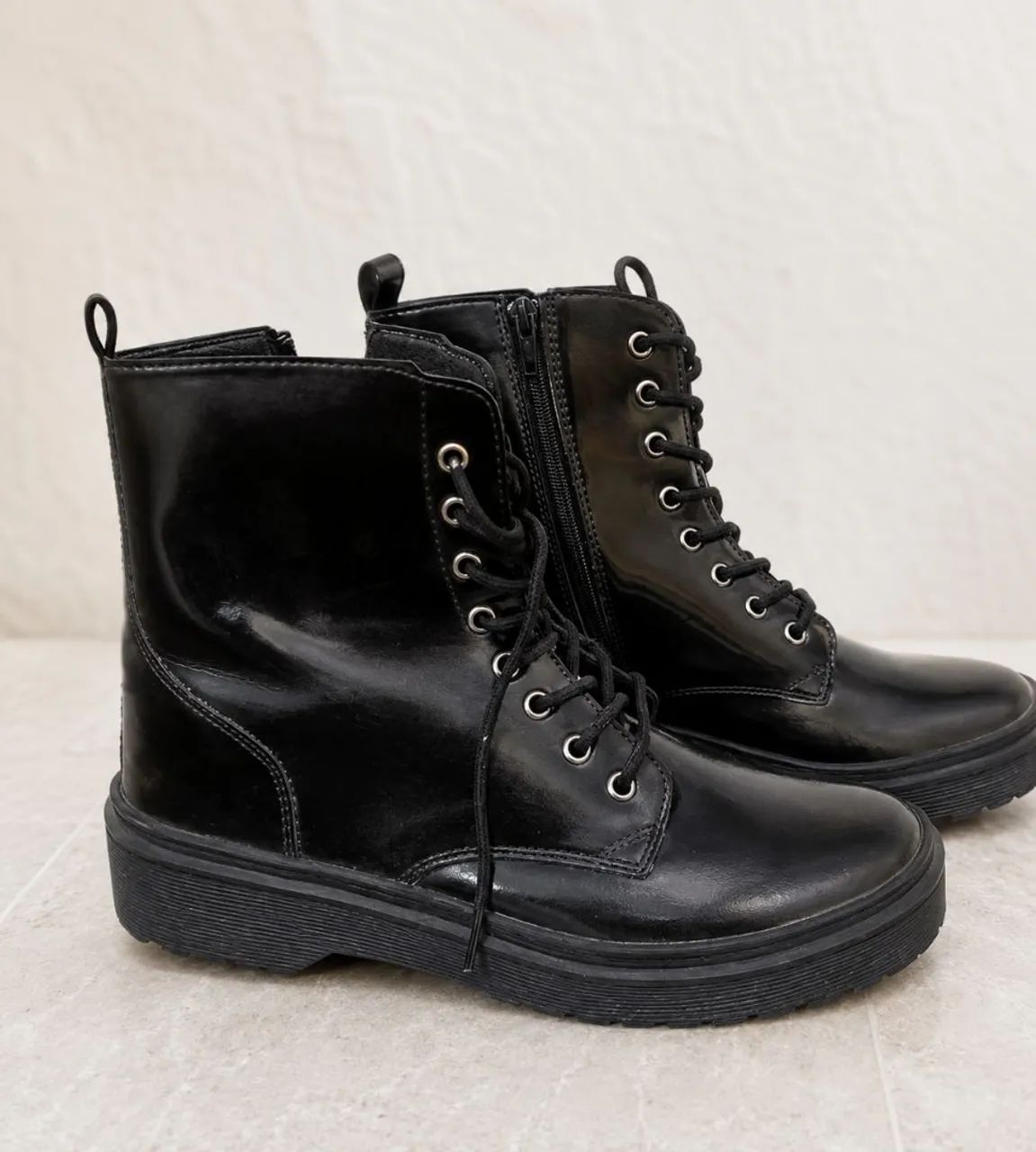 Bota preta estilo cuturno