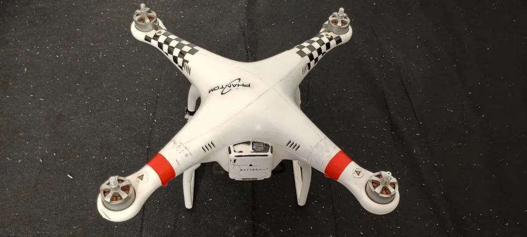 Drone Phantom 1(funciona) usado portinha da bateria quebrada e 1esc não acende