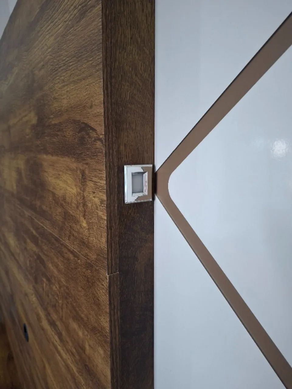 Rack em MDF com prateleiras, portas e rodózios - Foto 3