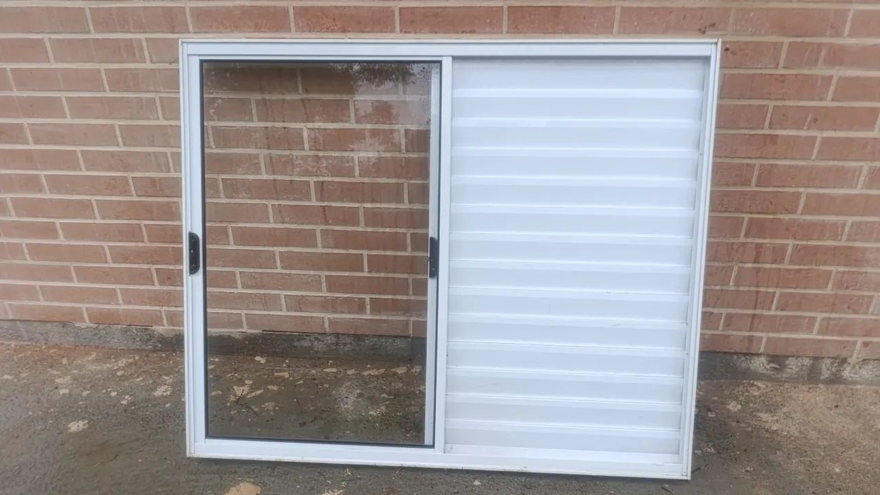 Janela De alumínio com vidro de correr 1,12m x 1m 