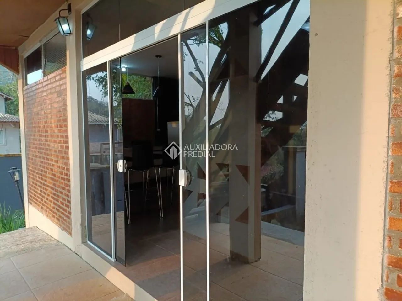 LINDA CASA EM MADEIRA Ipê , tijolo e vidro - Foto 3