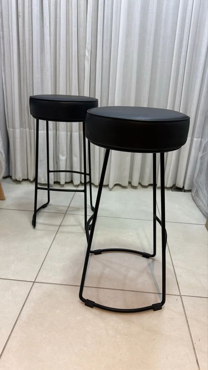 Par de banquetas altas pretas estofadas - Foto 3
