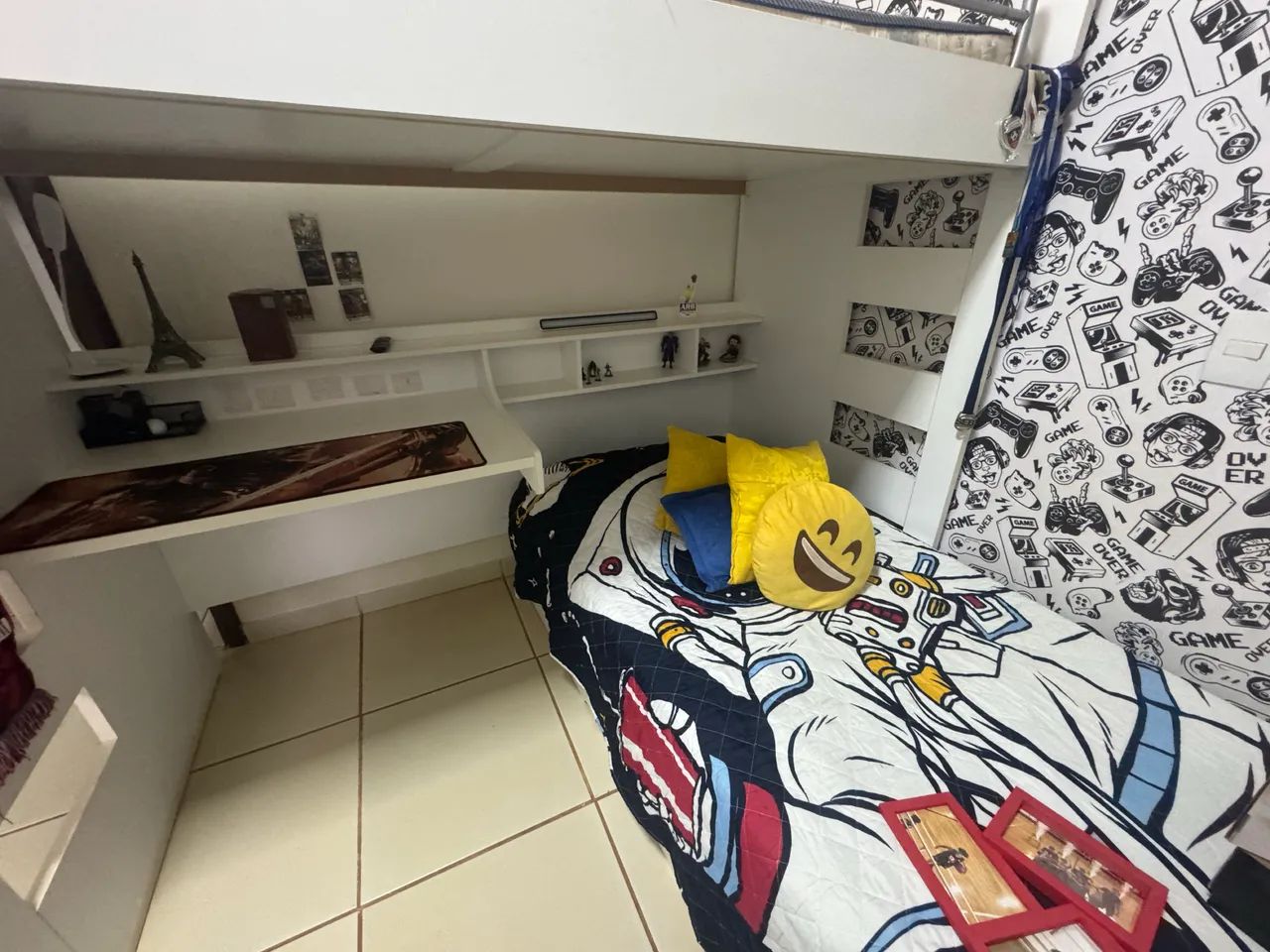 Triliche multifuncional com colchão ortopédico e mesa de estudo 