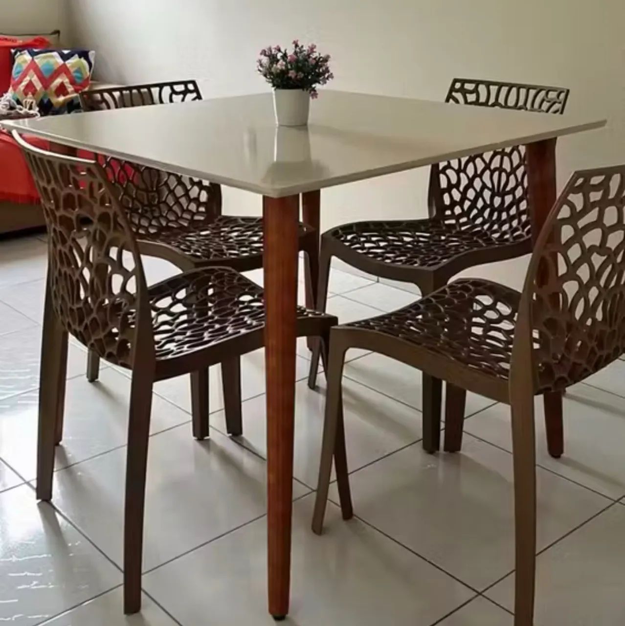 Mesa de jantar 90x90 sem as cadeiras 
