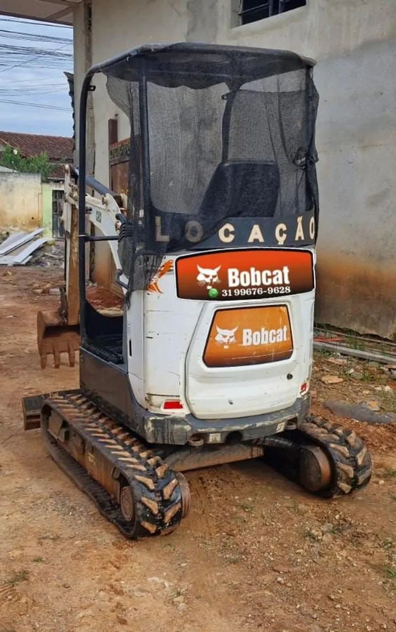 Mini escavadeira compacta Bobcat E20 e implementos  - Foto 3