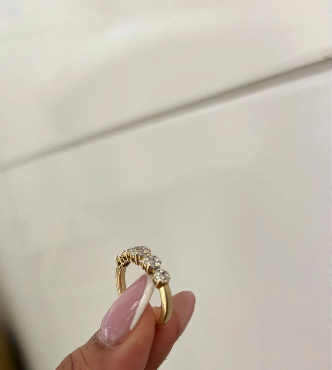 Anel de ouro com pequenos diamantes 