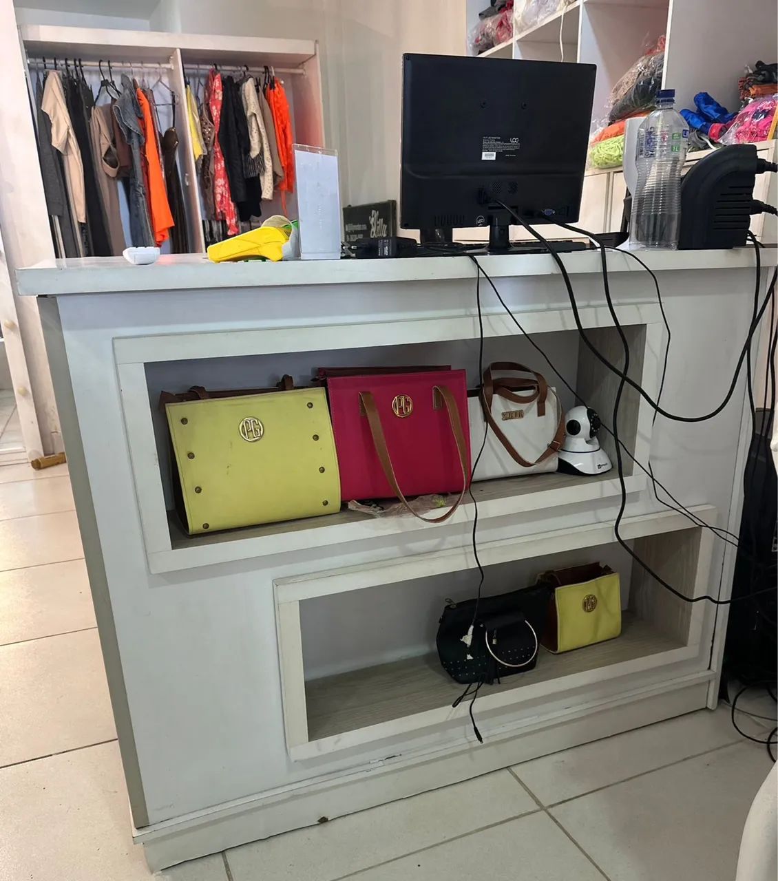 Balcão para loja com nicho para estoque