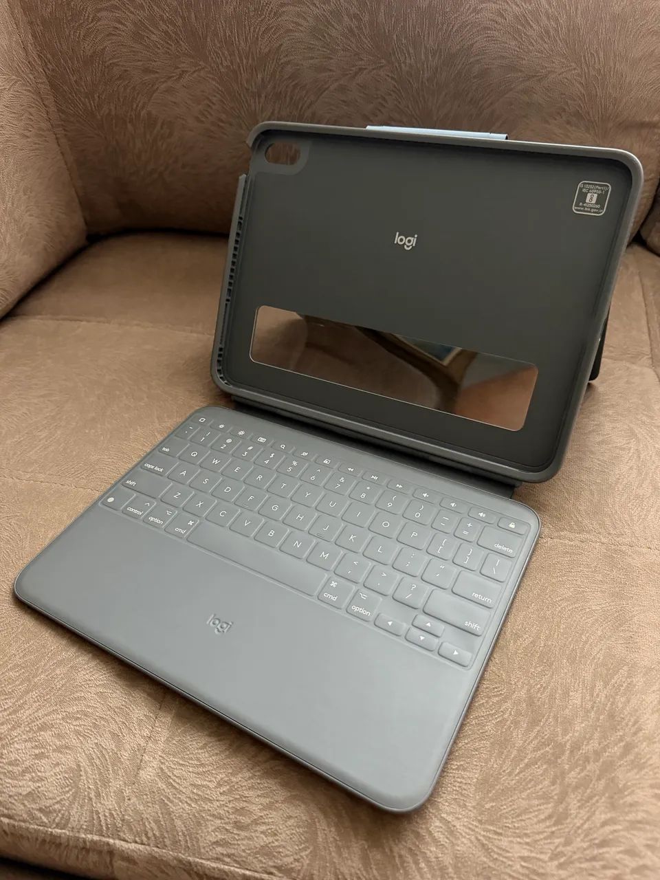 Capa com Teclado Logitech Rugged Folio ipad 10 - Foto 3